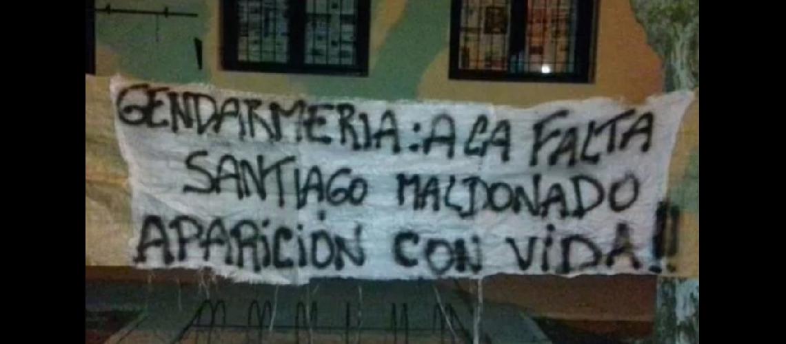 Una bandera por la aparicioacuten de Santiago