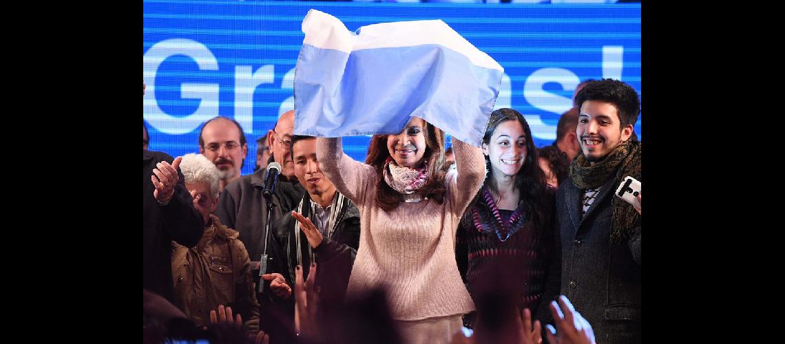 Cristina voto a voto en un escrutinio escandaloso de maacutes de diez horas