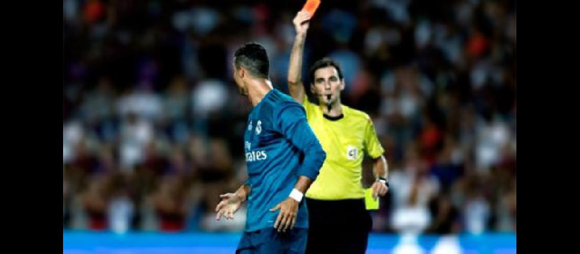 Cristiano Ronaldo recibioacute cinco fechas de suspensioacuten tras su expulsioacuten en la Supercopa