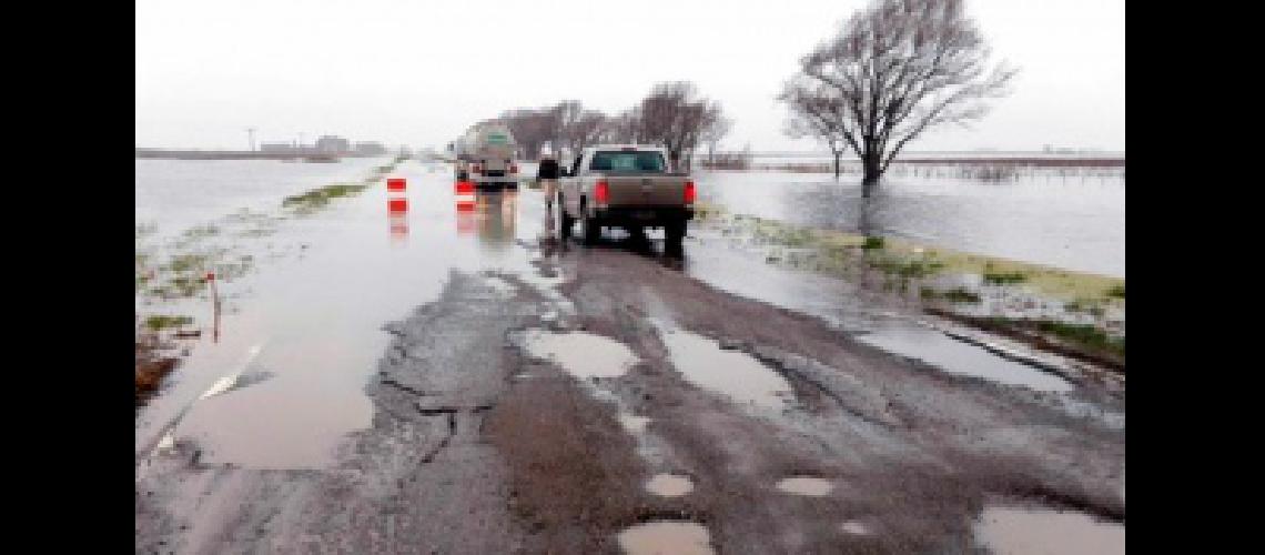 Las rutas nacionales 188 y 5 permaneceraacuten cortadas por las inundaciones