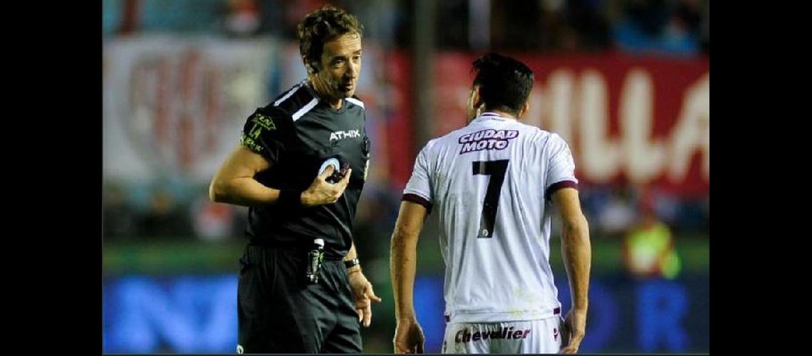 Acosta descargoacute su bronca por el arbitraje de Beligoy
