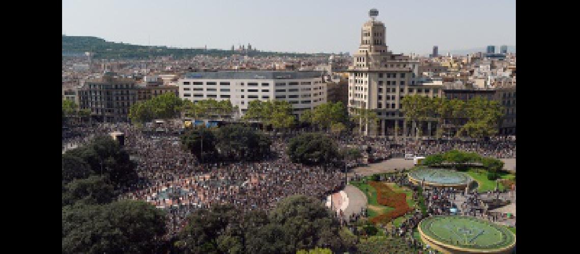 Multitudinario y emotivo homenaje a las viacutectimas del atentado