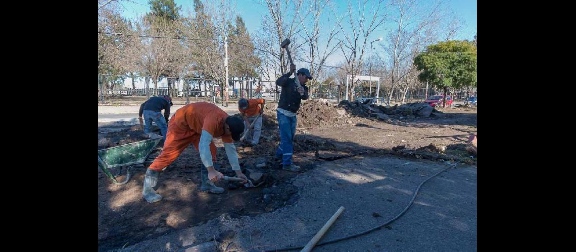 Remodelan los caminos internos de la Plaza Auyero en Lanuacutes Este