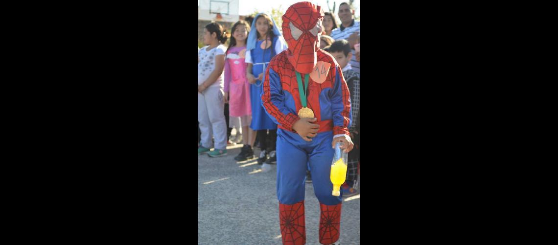 Juntan golosinas para un festival dedicado a los nintildeos