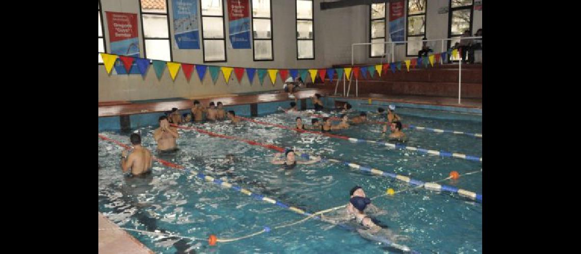 Miles de chicos disfrutan las clases de natacioacuten del Municipio de Lomas