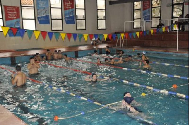 Miles de chicos disfrutan las clases de natacioacuten del Municipio de Lomas