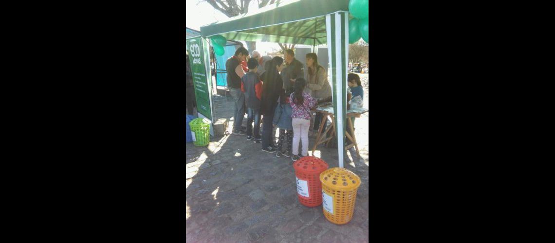 Les ensentildean a los vecinos coacutemo reciclar aceite vegetal