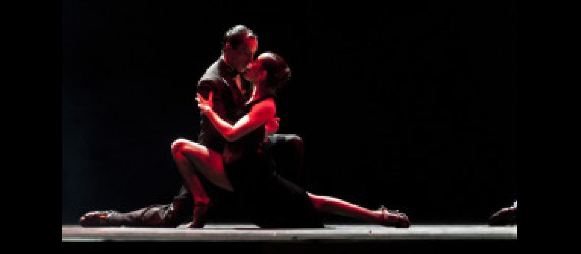 Una santiaguentildea y un japoneacutes ganaron la final Tango escenario