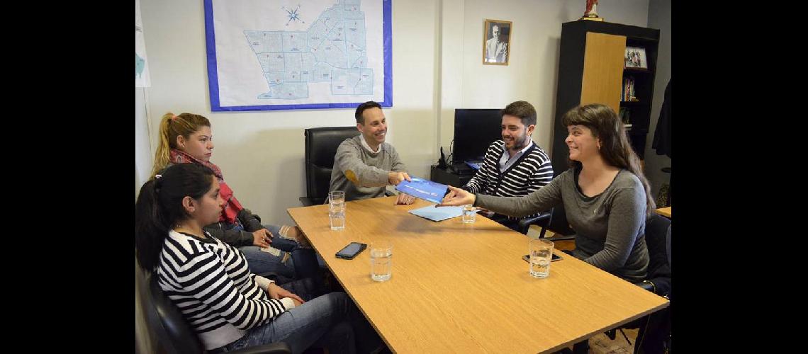 Martiacuten y Vintildeuales entregaron un nuevo subsidio a deportistas