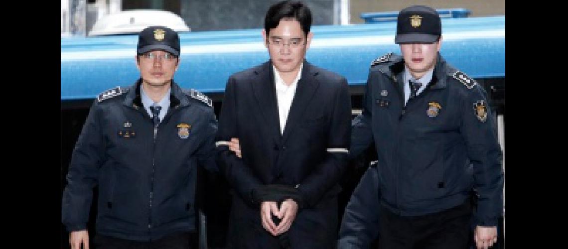 Condenaron a cinco antildeos de caacutercel por corrupcioacuten al heredero de Samsung