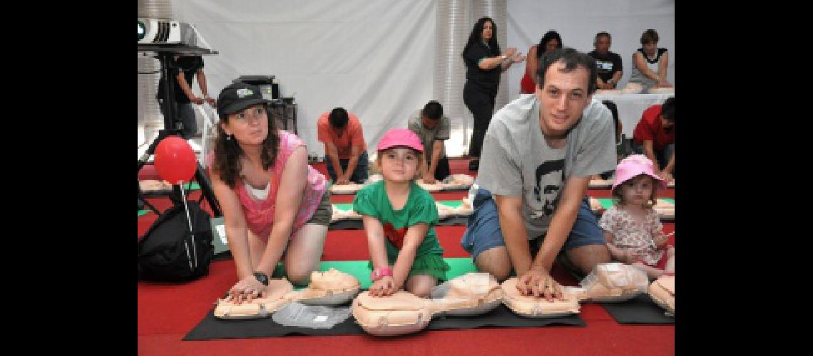 Fuerte intereacutes de joacutevenes y adolescentes por aprender las maniobras de resucitacioacuten cardiopulmonar
