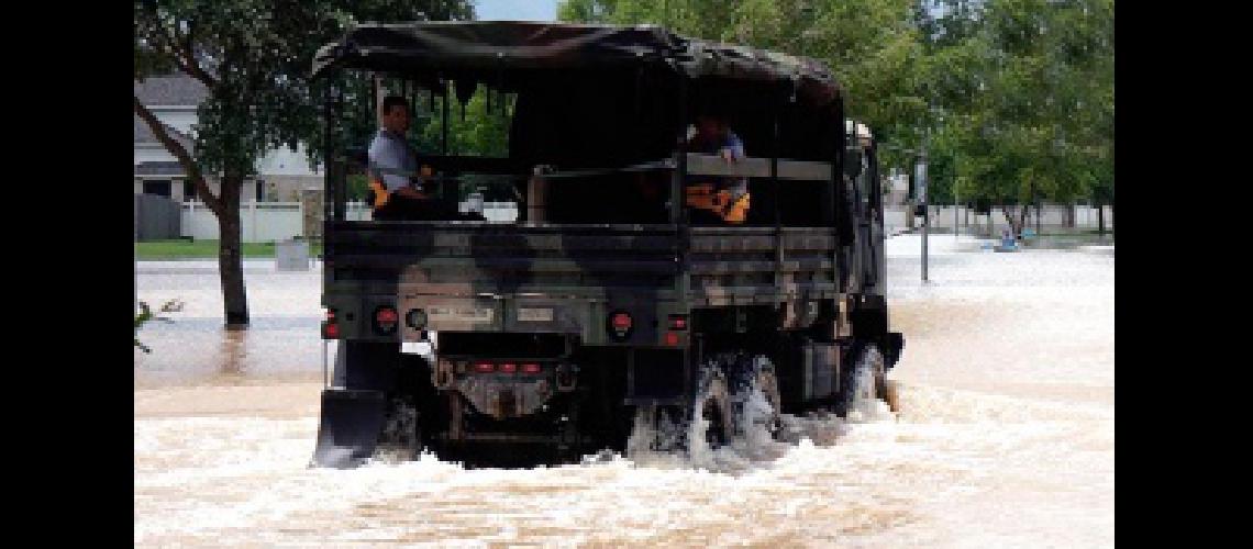 Despliegan maacutes soldados por las inundaciones tras el huracaacuten Harvey