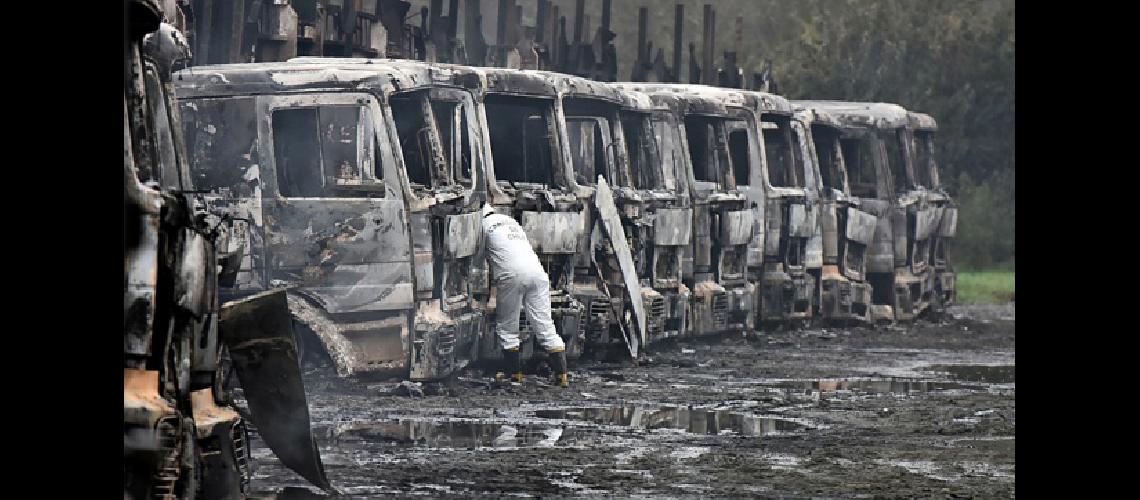Un nuevo ataque en La Araucaniacutea dejoacute 29 camiones quemados