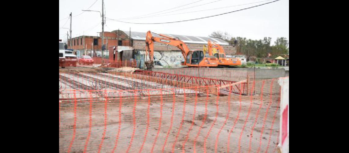 Lomas- ya construyen la calzada del nuevo puente de Martiacuten Rodriacuteguez