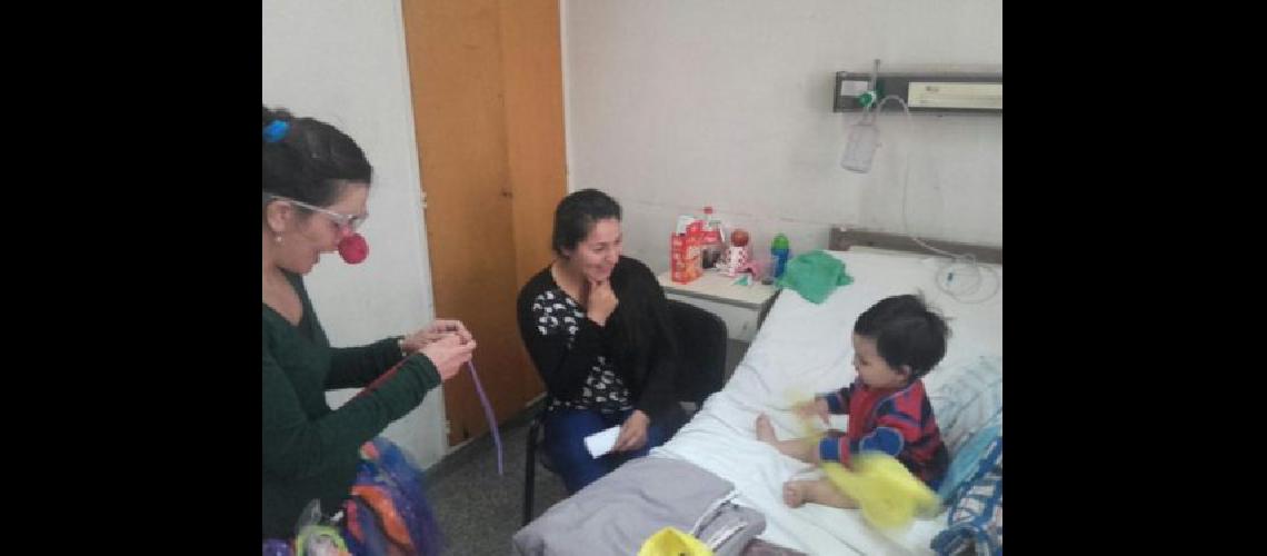 Entretienen a los nintildeos internados en el Hospital Alende