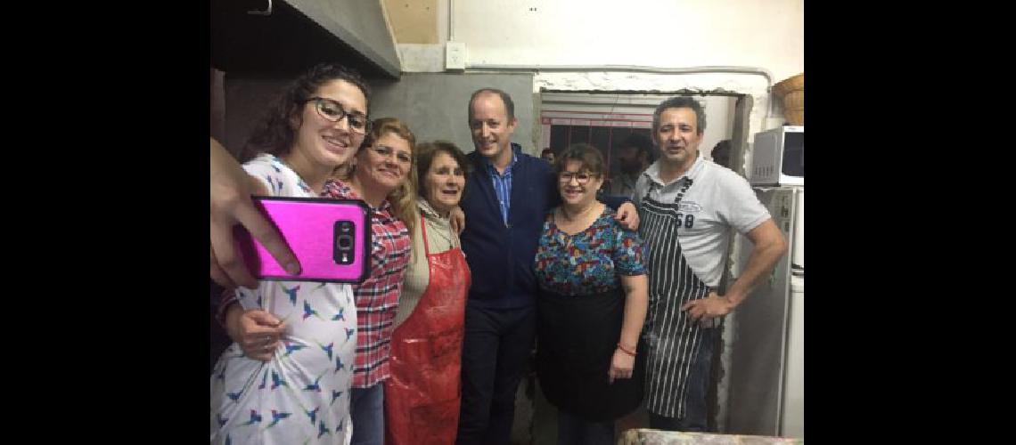 El Municipio de Lomas ayuda a los clubes con luces LED y subsidios