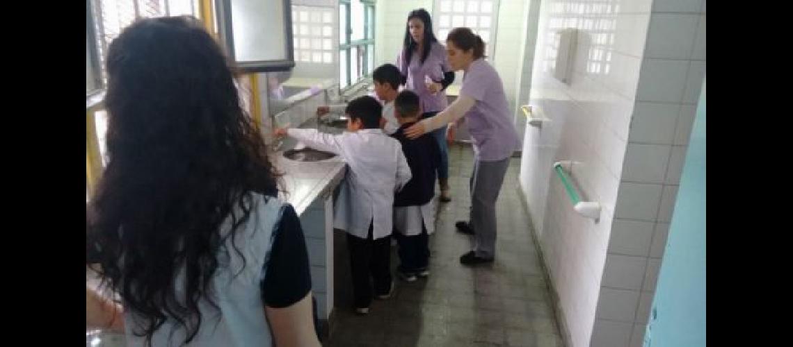 Chequean la salud de miles de chicos en escuelas puacuteblicas
