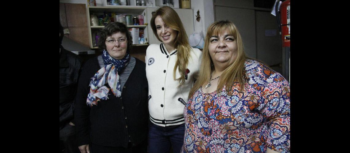 Jesica entregoacute juguetes y se divirtioacute con los maacutes chicos