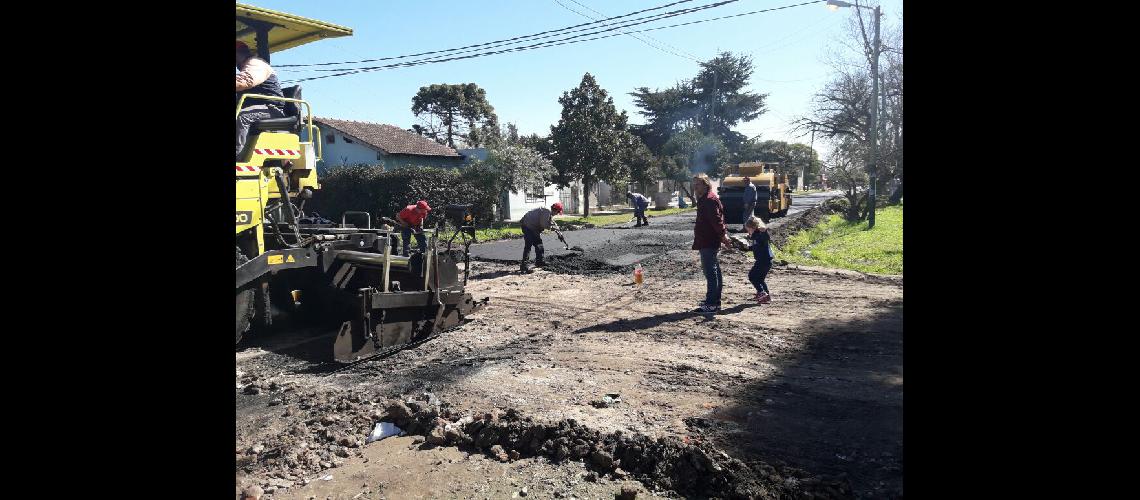 El Municipio de Lomas construye maacutes asfaltos en todos los barrios