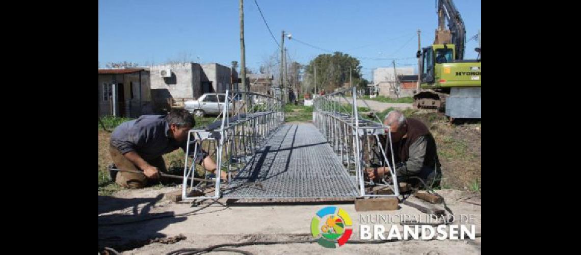 Instalan un nuevo puente peatonal en Brandsen