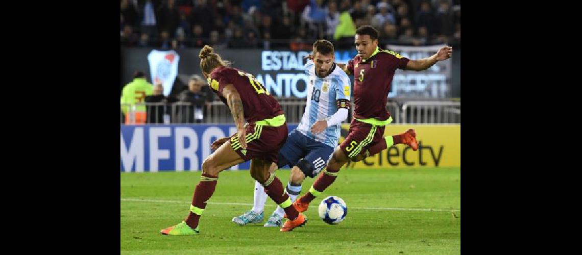 Otro paso atraacutes de Argentina que sufre para clasificarse al Mundial