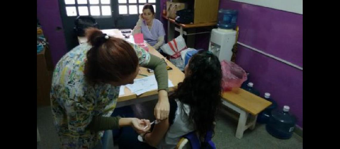 A traveacutes de controles de salud en escuelas cuidan a miles de chicos