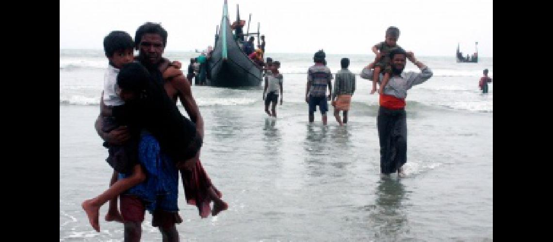 En dos semanas subioacute a 270000 la cifra de rohingyas huidos a Bangladesh