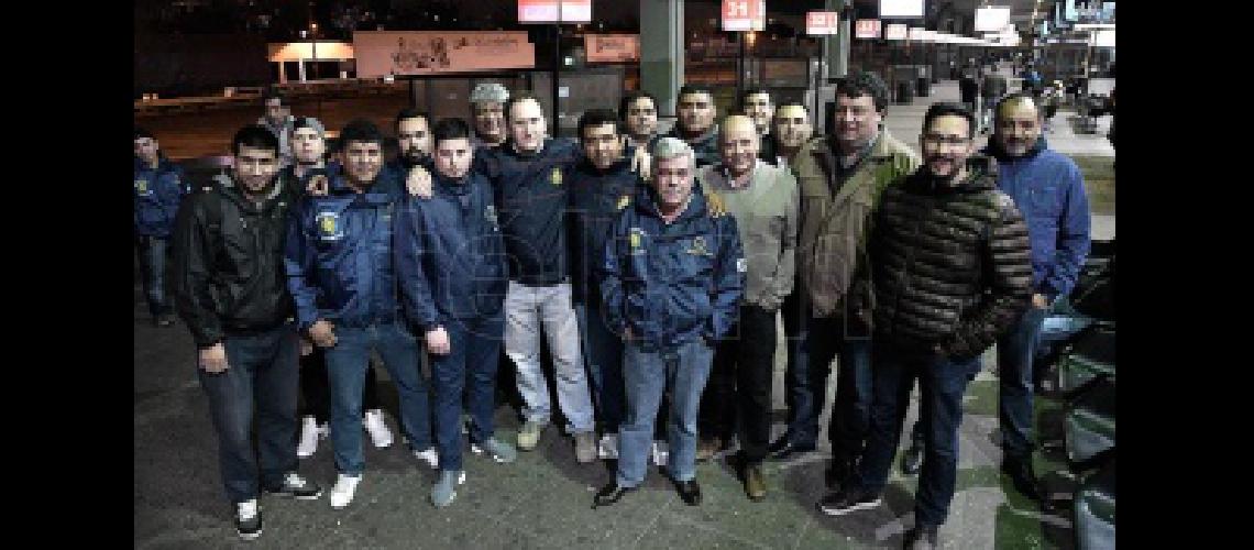 Choferes de micros de larga distancia mantienen paralizado el servicio desde la medianoche