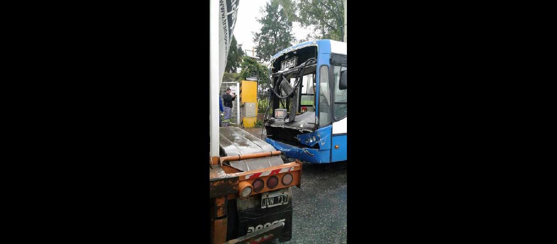 Bomberos asistieron un choque