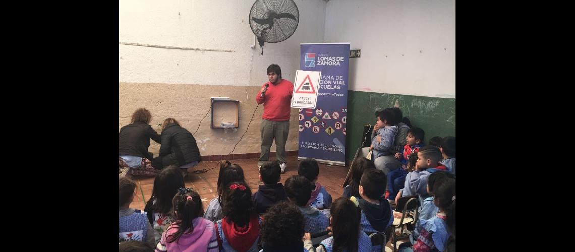 Ensentildean las normas viales a maacutes alumnos