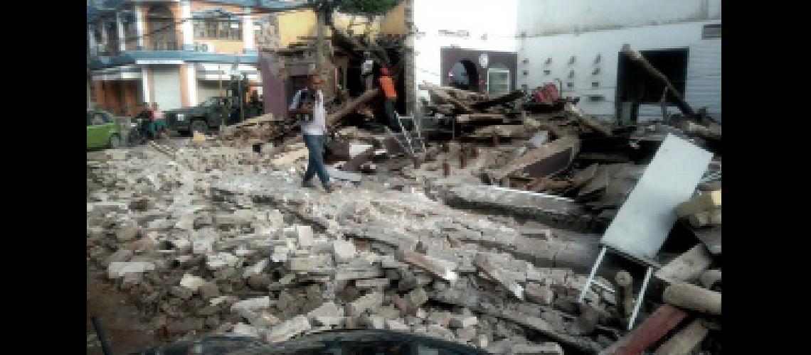 Ascienden a 96 los muertos por el terremoto