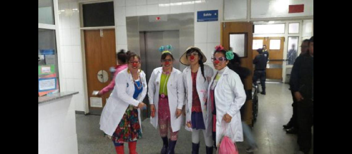 Payameacutedicos de Peruacute visitaron el Hospital Alende y la Escuela Ndeg50
