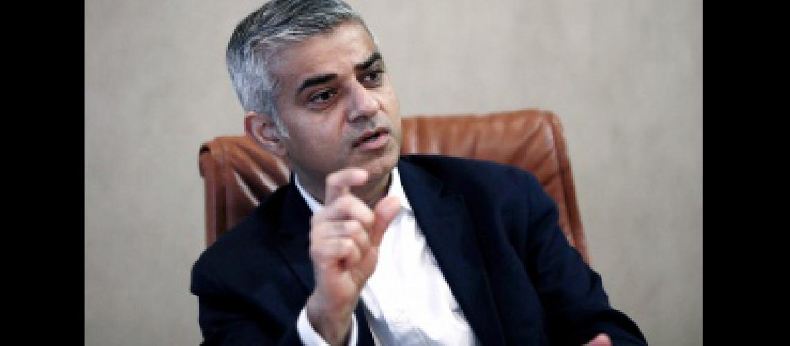 Nunca seremos derrotados por el terrorismo afirmoacute el alcalde de Londres
