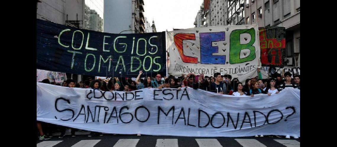 Estudiantes marcharon por los desaparecidos de la dictadura y por la aparicioacuten de Santiago Maldonado