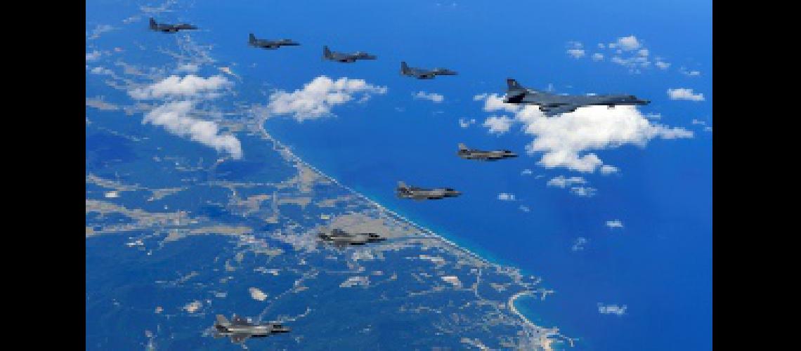 Tras agitar la opcioacuten militar EEUU simuloacute un bombardeo cerca de Corea del Norte