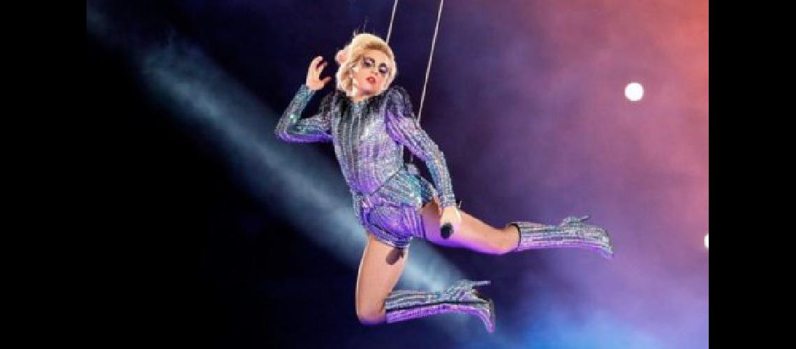 Lady Gaga pospuso su gira europea por sus dolores fiacutesicos