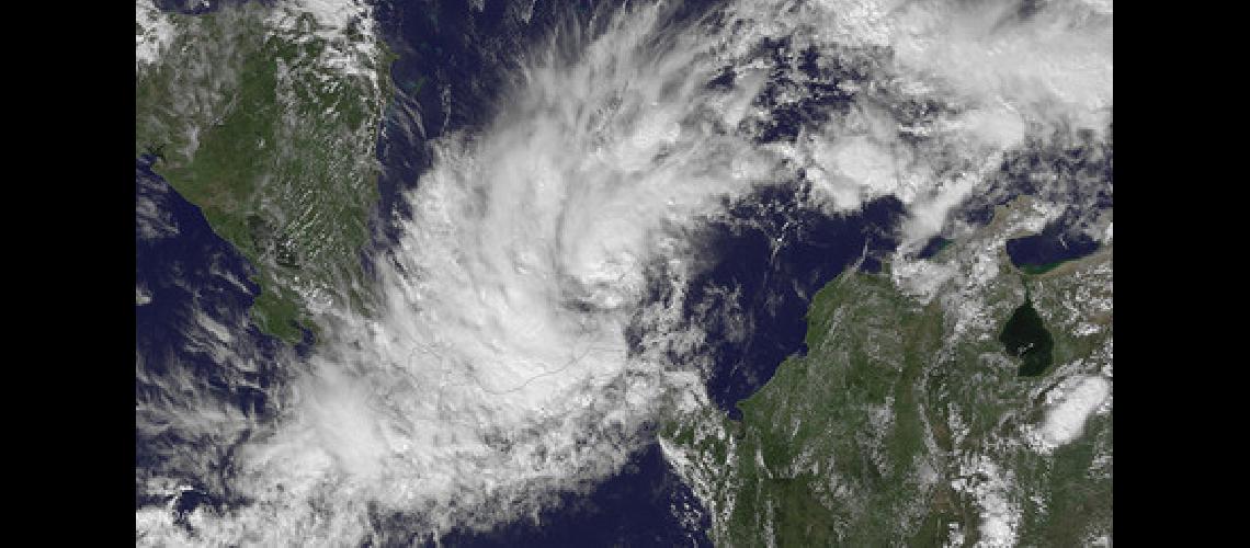 El huracaacuten Mariacutea arrasoacute Dominica y se dirige a Islas Viacutergenes y a Puerto Rico