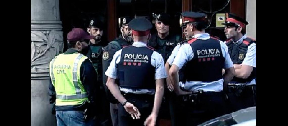 La Guardia Civil detiene a altos cargos de Cataluntildea por el refereacutendum y desata protestas