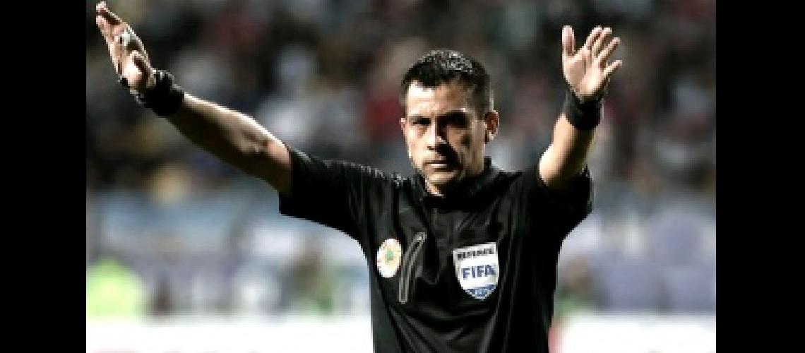 Cambioacute el aacuterbitro del partido River-Wilstermann por lesioacuten del chileno Tobar