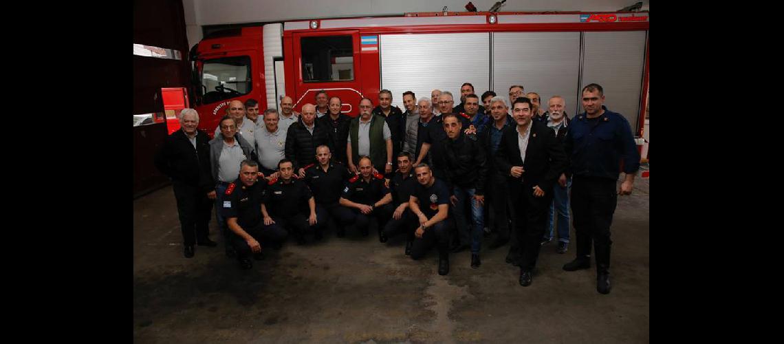 Martiacuten entregoacute con Guillermo Vintildeuales una nueva camioneta a los bomberos