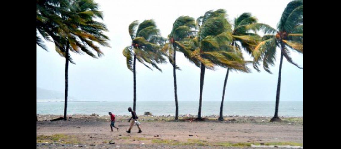 El huracaacuten Mariacutea recuperoacute la categoriacutea 3 y pasaraacute cerca de la costa de Dominicana