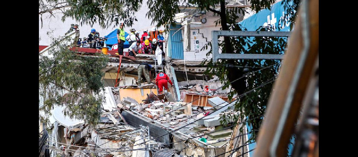 Continuacutean las tareas de rescate en Meacutexico y los muertos ascienden a 293