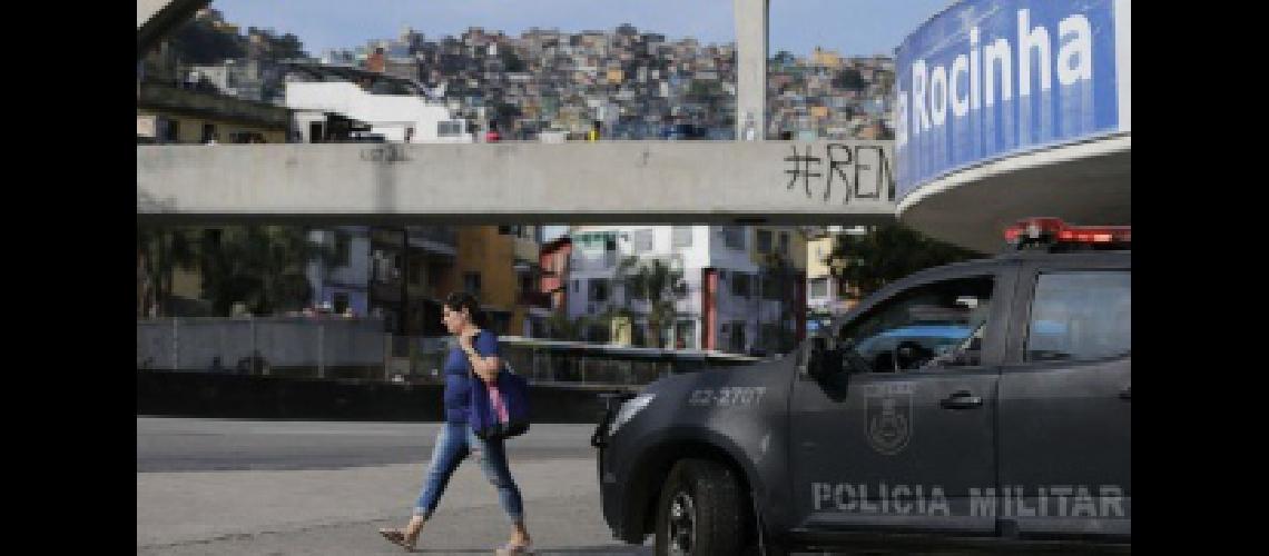 Temer enviacutea a 950 militares a la favela Rocinha en un diacutea de terror y paacutenico