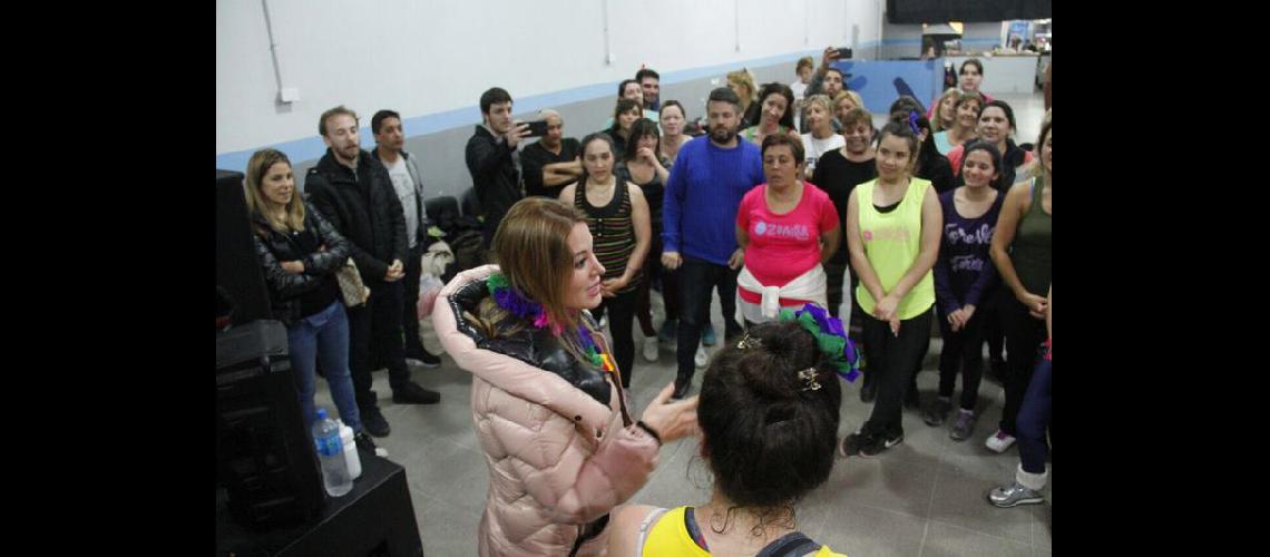 Jesica Cirio visitoacute talleres y adelantoacute el Zumbathon