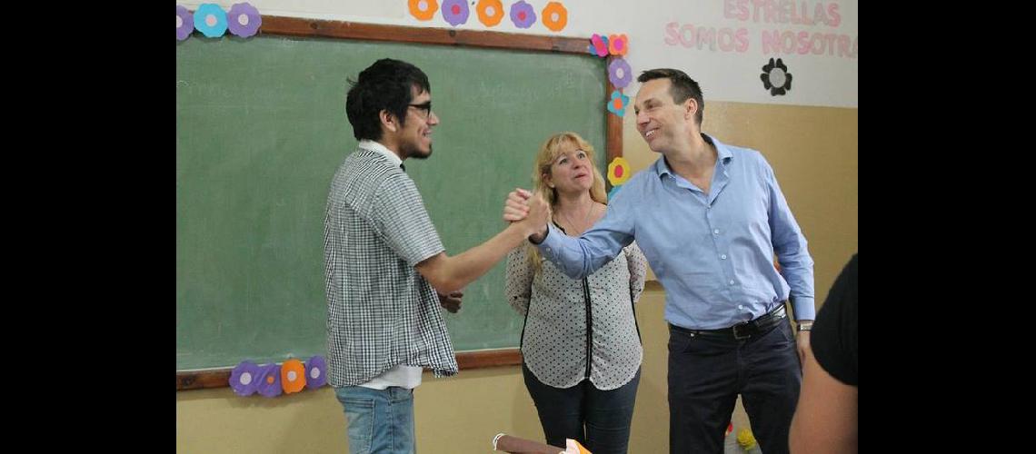 Guillermo Vintildeuales junto a los joacutevenes de la Secundaria Ndeg2