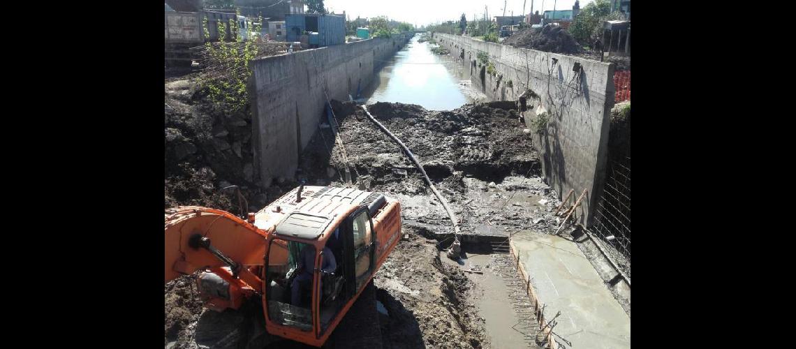 Lomas- construyen nuevos puentes vehiculares sobre el Arroyo del Rey