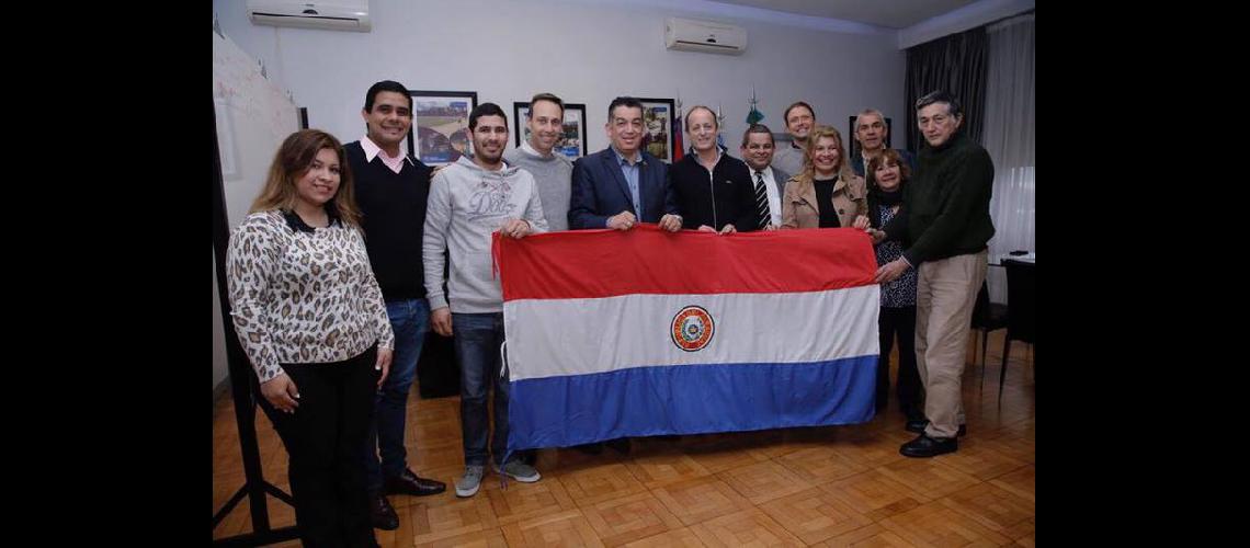 Martiacuten y Guillermo Vintildeuales coordinaron operativos junto con la comunidad paraguaya