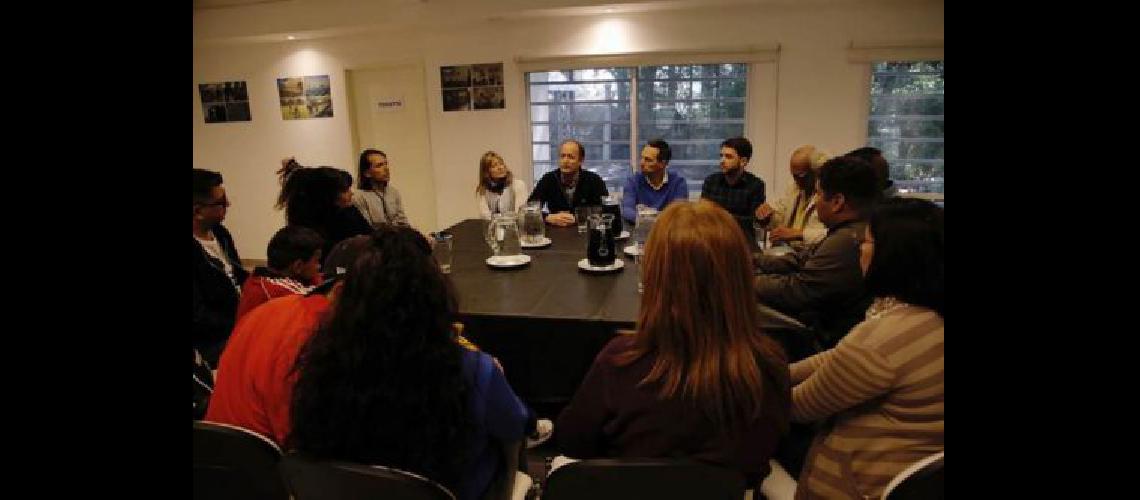 Martiacuten dialogoacute con instituciones junto a Guillermo Vintildeuales
