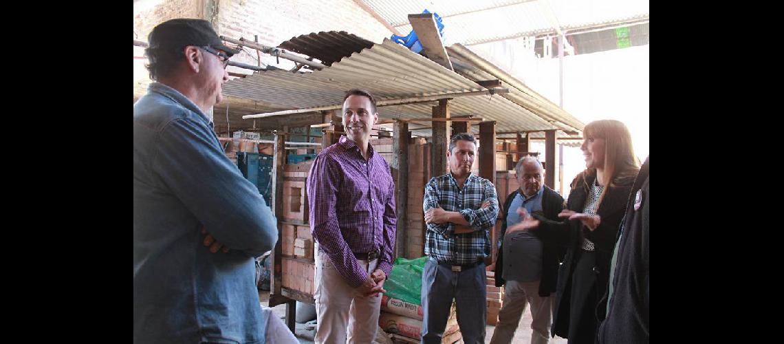 Guillermo Vintildeuales recorrioacute una cooperativa de reciclado