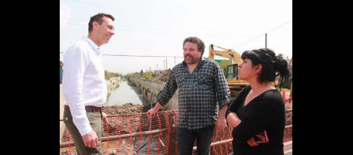Vintildeuales recorrioacute la obra hiacutedrica y los nuevos asfaltos de Santa Marta